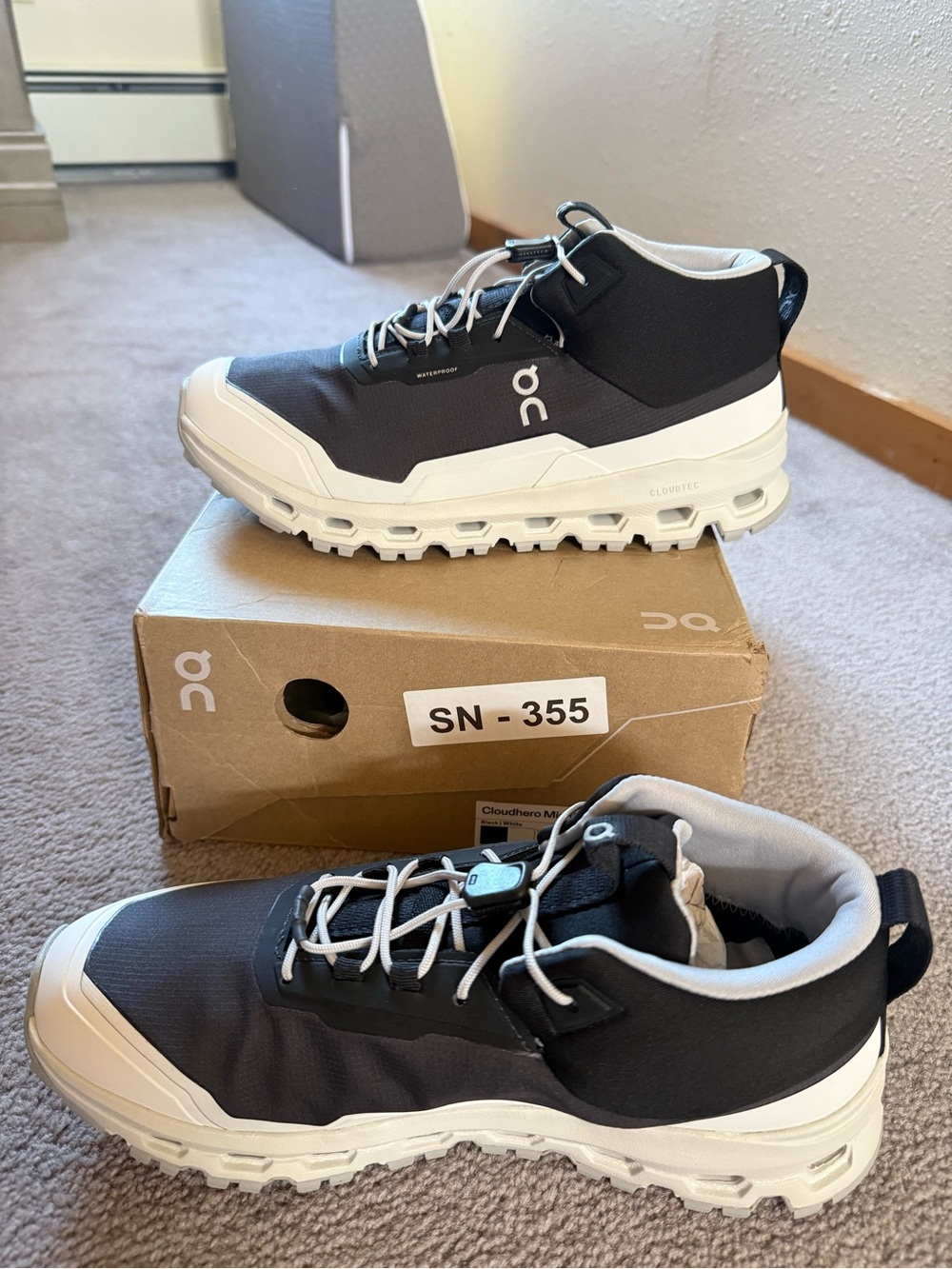 On Running youth Cloudhero Mid-waterproof Sneakers - Black & White